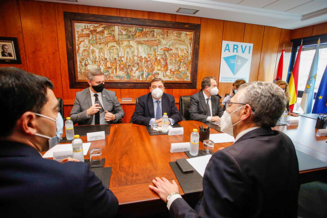 El ministro de Agricultura, Pesca y Alimentación, Luis Planas (c), durante la reunión con el consejo rector de la Cooperativa de Armadores de Pesca del Puerto de Vigo (ARVI), a 17 de febrero de 2022, en Vigo, Pontevedra, Galicia (España). Planas ha viajad