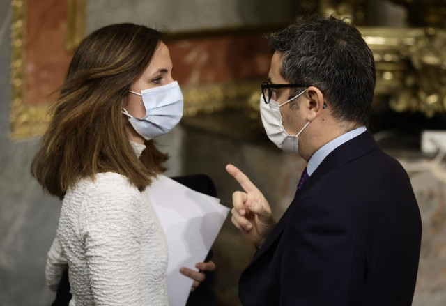 La ministra de Derechos Sociales, Ione Belarra, y el ministro de la Presidencia, Félix Bolaños, conversan en una sesión plenaria en el Congreso de los Diputados, a 16 de febrero de 2022, en Madrid (España).