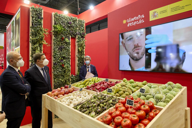 Archivo - El ministro de Agricultura, Pesca y Alimentación, Luis Planas (c), visita un stand de frutas y hortalizas en la inauguración de la Feria Internacional del Sector de frutas y Hortalizas 'Fruit Attraction 2021