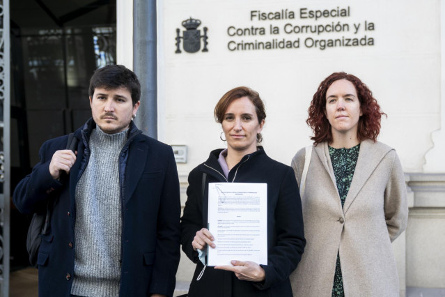 Pablo Perpinyà; la portavoz del Grupo Parlamentario de Más Madrid, Mónica García; y la diputada de Más Madrid, María Pastor Valdés, posan a su llegada a la Fiscalía para registrar un escrito con los contratos realizados por el Gobierno de la Comunidad