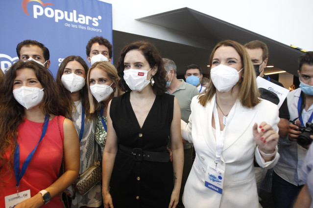 Archivo - La presidenta del PP de Baleares, Margarita Prohens (d), y la presidenta de la Comunidad de Madrid, Isabel Díaz Ayuso (centro), en el XVI congreso regional del partido.