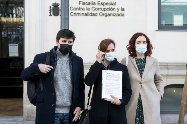 Pablo Perpinyà; la portavoz del Grupo Parlamentario de Más Madrid, Mónica García; y la diputada de Más Madrid, María Pastor Valdés, posan a su llegada a la Fiscalía para registrar un escrito con los contratos realizados por la Comunidad de Madrid