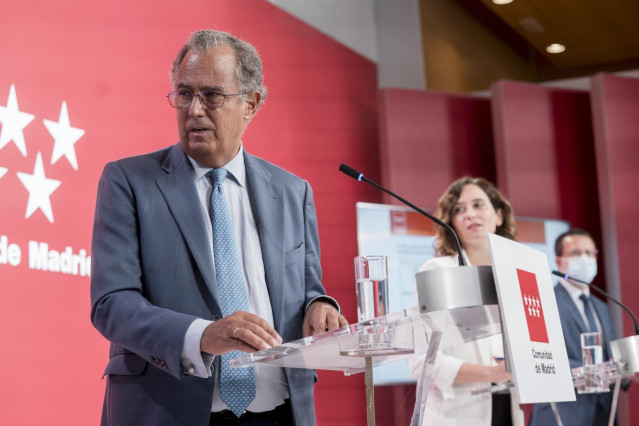 Archivo - El consejero de Educación, Universidades, Ciencia y portavoz de la Comunidad de Madrid, Enrique Ossorio y la presidenta de la Comunidad de Madrid, Isabel Díaz Ayuso, durante una rueda de prensa. Archivo.