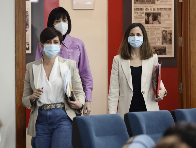 (I-D) La ministra Portavoz, Isabel Rodríguez; la ministra de Ciencia e Innovación, Diana Morant y la ministra de Derechos Sociales y Agenda 2030, Ione Belarra, a su llegada a una rueda de prensa tras la reunión del Consejo de Ministros extraordinario en M