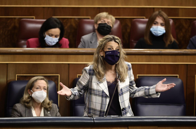 La ministra de Trabajo, Yolanda Díaz, interviene en una sesión plenaria en el Congreso de los Diputados, a 16 de febrero de 2022, en Madrid (España).
