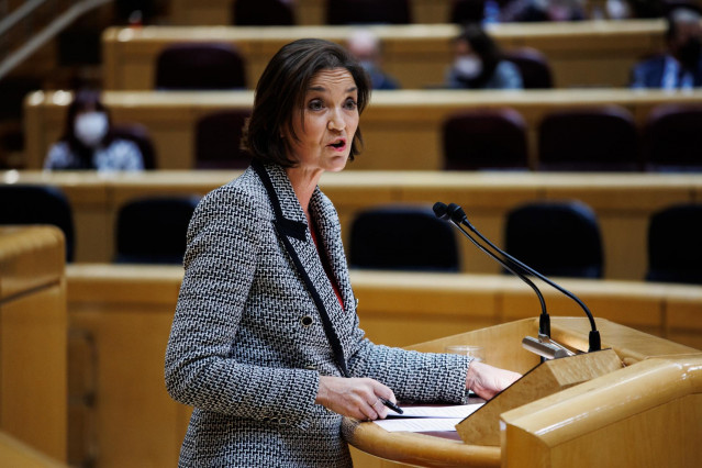 La ministra de Industria, Comercio y Turismo, Reyes Maroto, en un pleno en el Senado, a 15 de febrero de 2022, en Madrid (España). o.