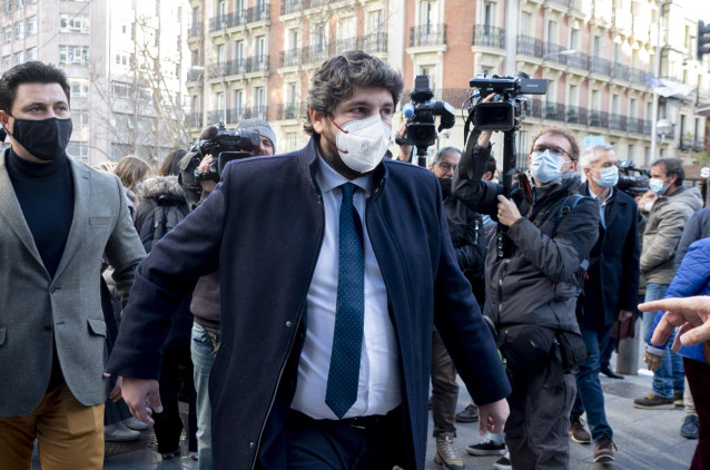 El presidente de la Región de Murcia, Fernando López Miras, a su llegada a la sede del partido en la calle Génova, para asistir a la reunión del Comité Ejecutivo Nacional del Partido Popular, a 15 de febrero de 2022, en Madrid (España).