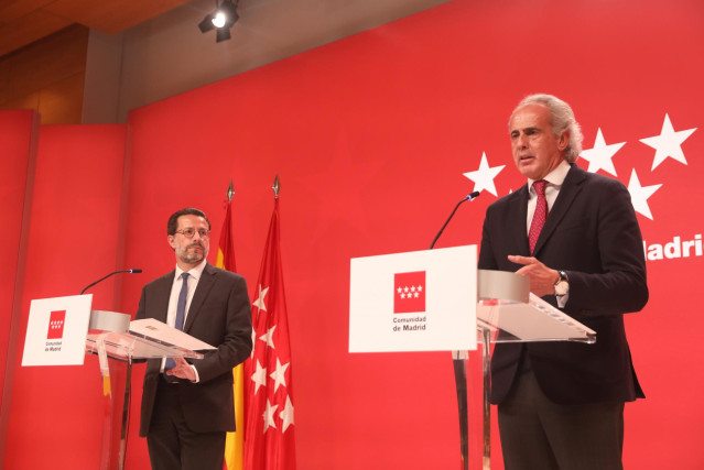 El consejero de Economía, Hacienda y Empleo, Javier Fernández-Lasquetty, y el consejero de Sanidad de la Comunidad de Madrid, Enrique Ruiz Escudero, a su llegada a una comparecencia ante los medios