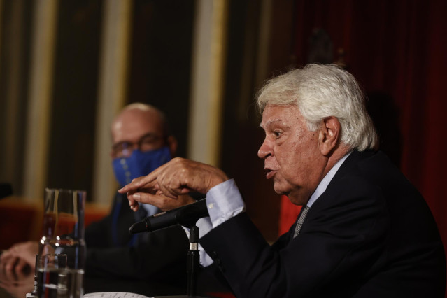 Archivo - El expresidente del Gobierno Felipe González en el Paraninfo La Nau de la Universitat de Valencia, a 15 de diciembre de 2021.