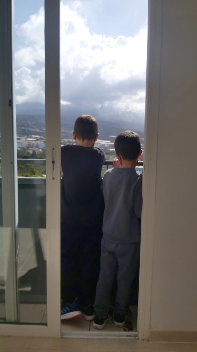 Dos niños en una de las viviendas entregadas por Visocan a familias damnificadas por la erupción volcánica
