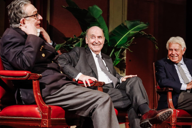 (I-D) El ponente constitucional, Miguel Herrero y Rodríguez de Miñón; el abogado y 'padre' de la Constitución, Miquel Roca y el expresidente del Gobierno, Felipe González, en un coloquio en el Ateneo de Madrid, a 18 de febrero de 2022, en Madrid (España).