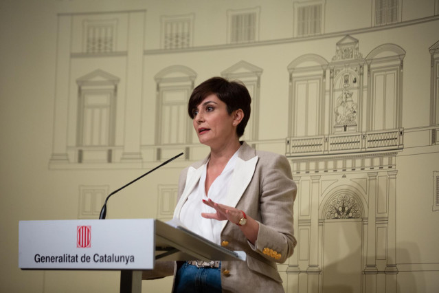 La ministra Portavoz y de Política Territorial, Isabel Rodríguez, en una rueda de prensa posterior a una reunión en el Palau de la Generalitat, a 18 de febrero de 2022, en Barcelona, Catalunya (España). Este es el segundo encuentro de este organismo desde
