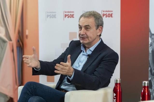 El expresidente del Gobierno, José Luis Rodríguez Zapatero, protagoniza un diálogo abierto, en el Centro de Servicios Sociales de Torrelodones, a 18 de febrero de 2022, en Torrelodones, Madrid (España).