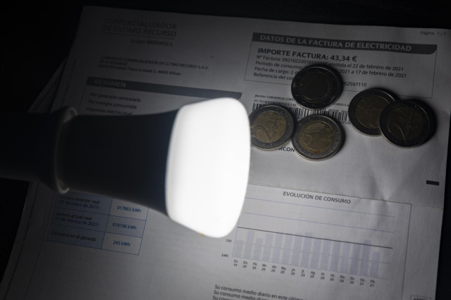 Archivo - Una lámpara refleja el importe de una factura el día en que el precio de la luz ha marcado un mínimo por primera vez en dos meses, a 27 de diciembre de 2021, en Madrid, (España).