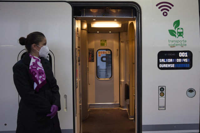 Archivo - Una azafata en las puertas del tren que va a efectuar un viaje por el nuevo tramo de alta velocidad Pedralba de la Pradería-Ourense, en la estación de Madrid-Chamartín Clara Campoamor, a 22 de noviembre de 2021, en Madrid, (España).