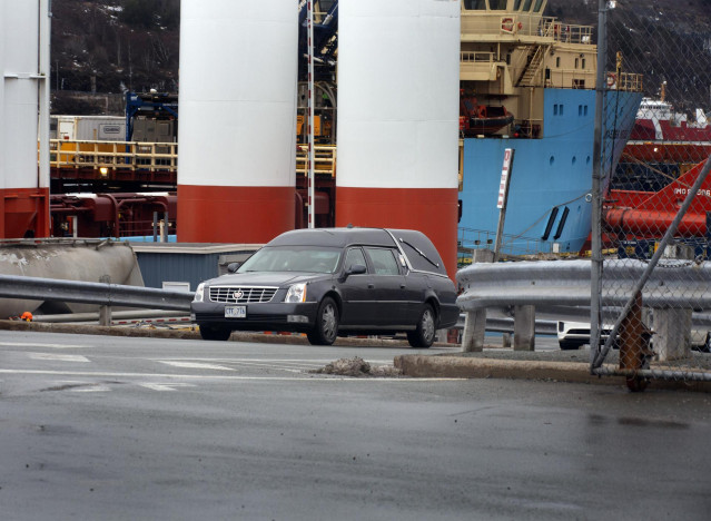Dos coches fúnebres trasladan los cuerpos de los dos pescadores naufragados en Terranova que hoy han sido transportados en el buque ‘Nexus’ que ha llegado al Puerto de San Juan de Terranova, a 18 de febrero de 2022, en San Juan, Terranova (Canadá).