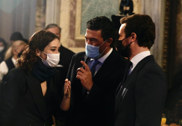 La presidenta de la Comunidad de Madrid, Isabel Díaz Ayuso; el director de ABC, Julián Quirós; y el líder del PP, Pablo Casado.