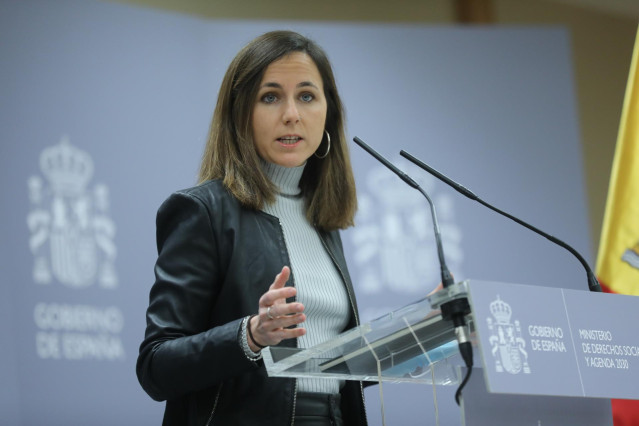 La ministra de Derechos Sociales y Agenda 2030, Ione Belarra, comparece antes de reunirse con colectivos que defienden el derecho a la vivienda, en el Ministerio de Derechos Sociales y Agenda 2030, a 26 de enero de 2022, en Madrid