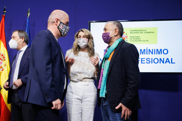 (I-D) El secretario general del sindicato CCOO, Unai Sordo; la vicepresidenta segunda del Gobierno y ministra de Trabajo y Economía Social, Yolanda Díaz y el secretario general de UGT, Pepe Álvarez, tras firmar la subida de SMI para 2022