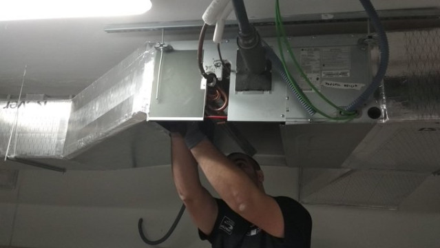 Archivo - Imagen de un operario reparando ul sistema de calefacción.
