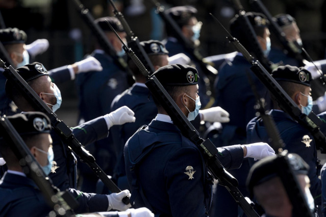 Archivo - Paracaidistas durante el desfile militar en el Día de la Hispanidad de 12 de octubre