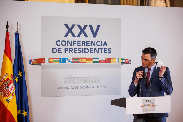 Archivo - El presidente del Gobierno, Pedro Sánchez, se quita la mascarilla durante la Conferencia de Presidentes extraordinaria celebrada en el  Senado, a 22 de diciembre de 2021, en Madrid, (España). La reunión se ha convocado para abordar la situación