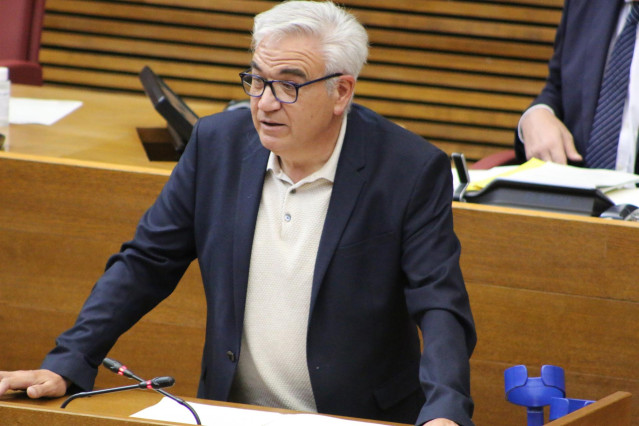 Archivo - El portavoz de Compromís en la comisión de Justicia, Gobernación y Administración Local de Les Corts, Silverio Tena.