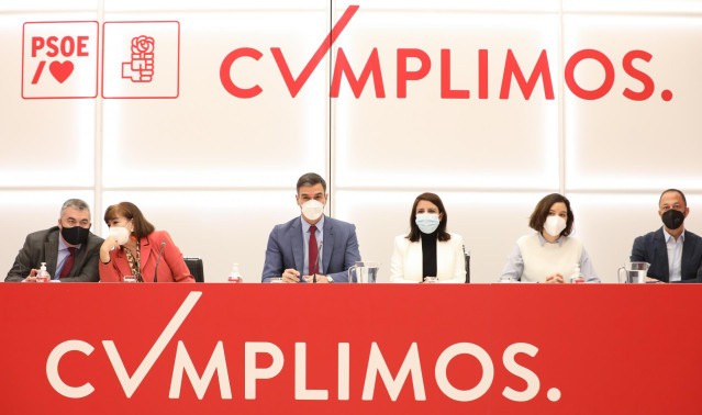 El secretario de Organización, Santos Cerdán; la presidenta del PSOE, Cristina Narbona; el secretario general del PSOE y presidente del Gobierno, Pedro Sánchez; la vicesecretaria general del partido, Adriana Lastra; en una Ejecutiva Federal del PSOE