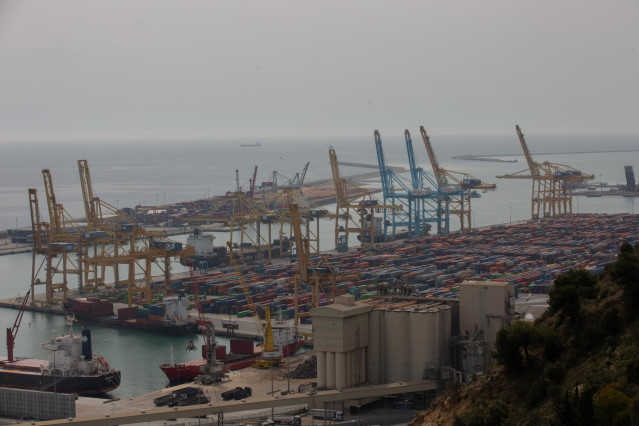 Archivo - Vista general del muelle de descarga del Puerto de Barcelona, en Cataluña (España).