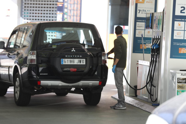 Archivo - Un hombre echa gasolina a su coche