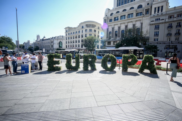 Archivo - Letras gigantes “Europa” en los pies del edificio Metrópoli de Gran Vía.
