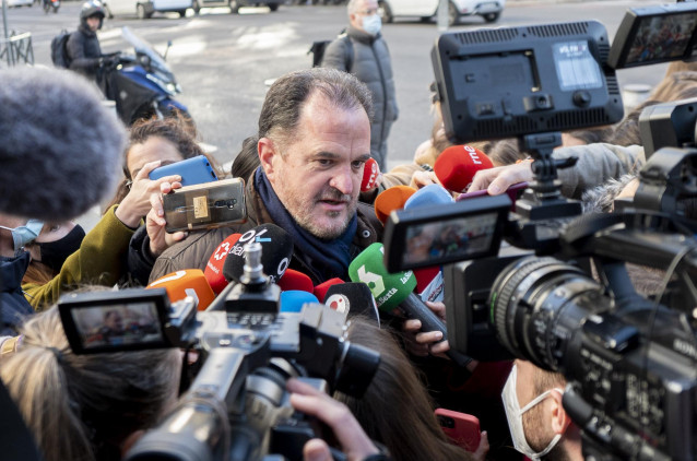 El presidente del PP vasco, Carlos Iturgaiz, ofrece declaraciones a los medios, a su llegada a la sede del partido en la calle Génova el pasado día 15