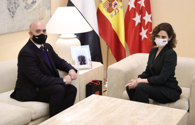 La presidenta de la Comunidad de Madrid, Isabel Díaz Ayuso, recibe al embajador de Emiratos Árabes Unidos en España, Majid Hassan Mohamed Al-Suwaidi, en la Real Casa de Correos, a 21 de febrero de 2022, en Madrid (España). Este es el primer acto de Ayuso