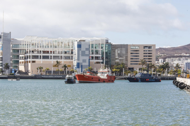 Archivo - Agentes de la Policía Nacional y la Guardia Civil llegan a la Base Naval de Gran Canaria en la patrullera ‘Sacre’ de Vigilancia Aduanera de la Agencia Tributaria después de incautar una embarcación cargada de hachís en aguas del Atlántico, a 1 d