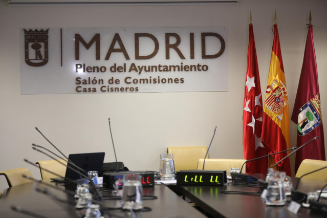 El Salón de Comisiones de la Casa de Cisneros vacío donde se iba a celebrar una comisión extraordinaria y urgente de Portavocía y Seguridad, que finalmente se ha suspendido, a 21 de febrero de 2022, en Madrid (España). La comisión, que no se ha celebrado