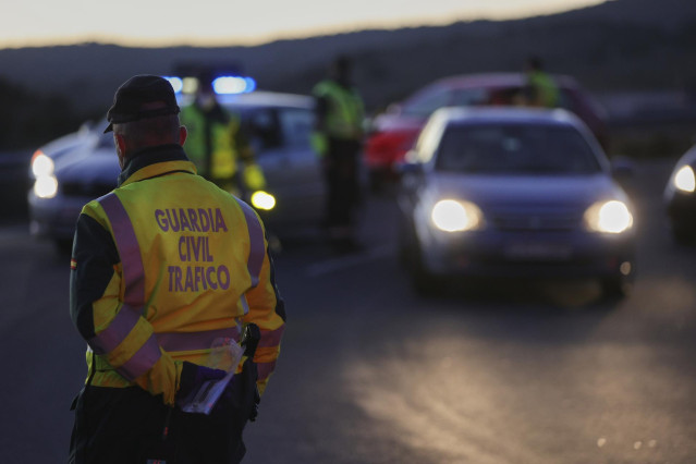 Archivo - Un agente durante un control de la Guardia Civil
