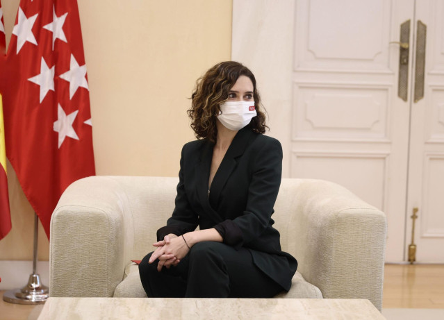 La presidenta de la Comunidad de Madrid, Isabel Díaz Ayuso, recibe al embajador de Emiratos Árabes Unidos en España, en la Real Casa de Correos, a 21 de febrero de 2022, en Madrid (España). Este es el primer acto de Ayuso para el día de hoy, tras la cance