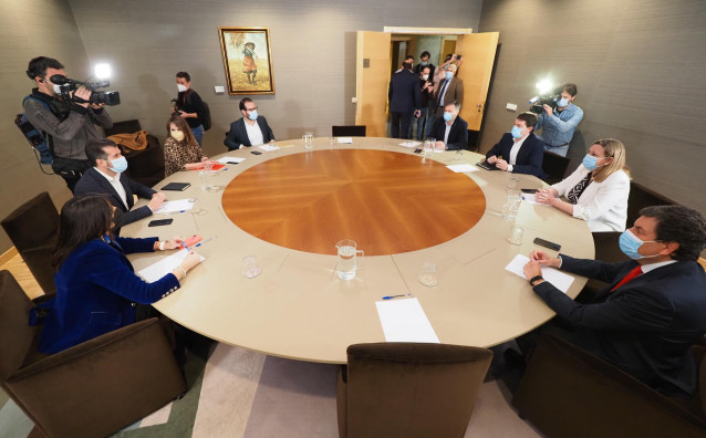 Reunión entre los equipos negociadores de PSOE (izda) y PP (dcha) de Castilla y León, encabezados por Luis Tudanca y Alfonso Fernández Mañueco.