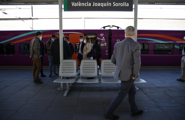 Varias personas en la estación de Joaquín Sorrolla mientras llega el tren Avlo, a 17 de febrero de 2022, en Valencia