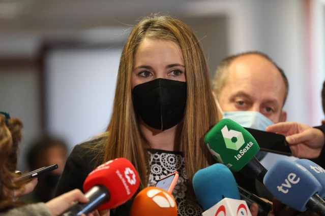 La concejala del Grupo Municipal Socialista, Mar Espinar, responde a los medios a su llegada al Salón de Comisiones de la Casa de Cisneros donde se iba a celebrar una comisión extraordinaria y urgente de Portavocía y Seguridad