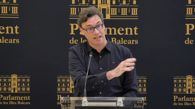 El portavoz del PP en el Parlament, Antoni Costa, en la rueda de prensa.