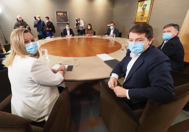 Mañueco e Isabel Blanco posan en la primera reunión de diálogo con el PSOE