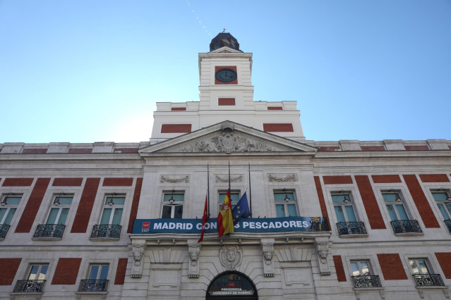 Bandera de España, de la UE y de la Comunidad de Madrid a media asta en un homenaje póstumo a los marineros fallecidos del ‘Villa de Pitanxo’, en la Real Casa de Correos, a 21 de febrero de 2022, en Madrid (España). Durante el acto, se ha guardado un minu