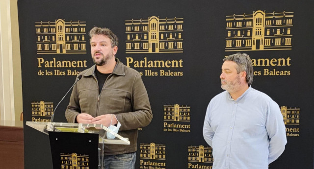 El coordinador de MÉS, Lluís Apesteguia, junto al diputado Joan Mas.