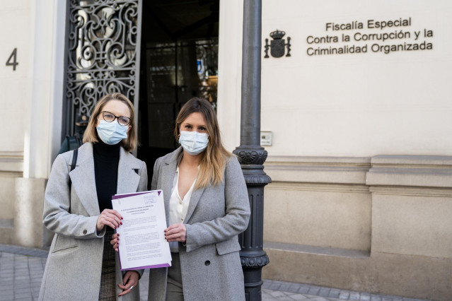 La portavoz de Unidas Podemos, Carolina Alonso (i), y la portavoz y secretaria de Vivienda de Podemos, Alejandra Jacinto, posan en la Fiscalía para registrar un escrito con los contratos realizados por el Gobierno de la Comunidad de Madrid durante la pand