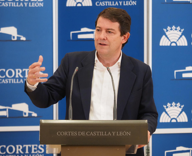 El presidente del PP, Alfonso Fernández Mañueco, en una rueda de prensa después de una reunión con el PSOE de Castilla y León, en la Sala de ponencias redonda de las Cortes de Castilla y León.