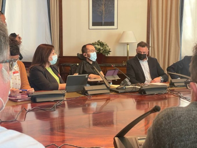 El portavoz de Unidas Podemos, Pablo Echenique, en el centro, en una reunión mantenida por este grupo con representantes de la plantilla de Navantia en Puerto Real (Cádiz)