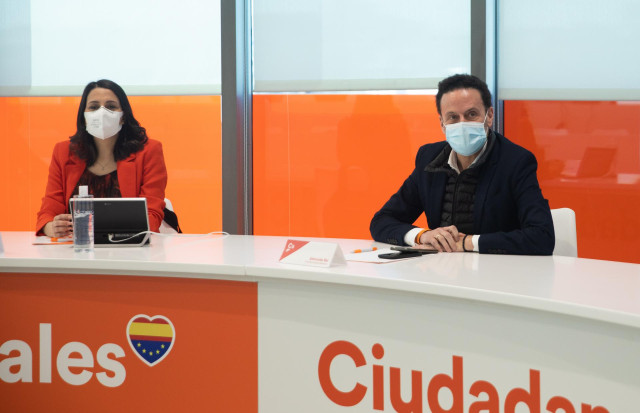 La líder de Cs, Inés Arrimadas, y el vicesecretario general y portavoz de Ciudadanos, Edmundo Bal, en una reunión del Ejecutivo de Ciudadanos, en la Sede Nacional de Cs, a 21 de febrero de 2022, en Madrid (España).