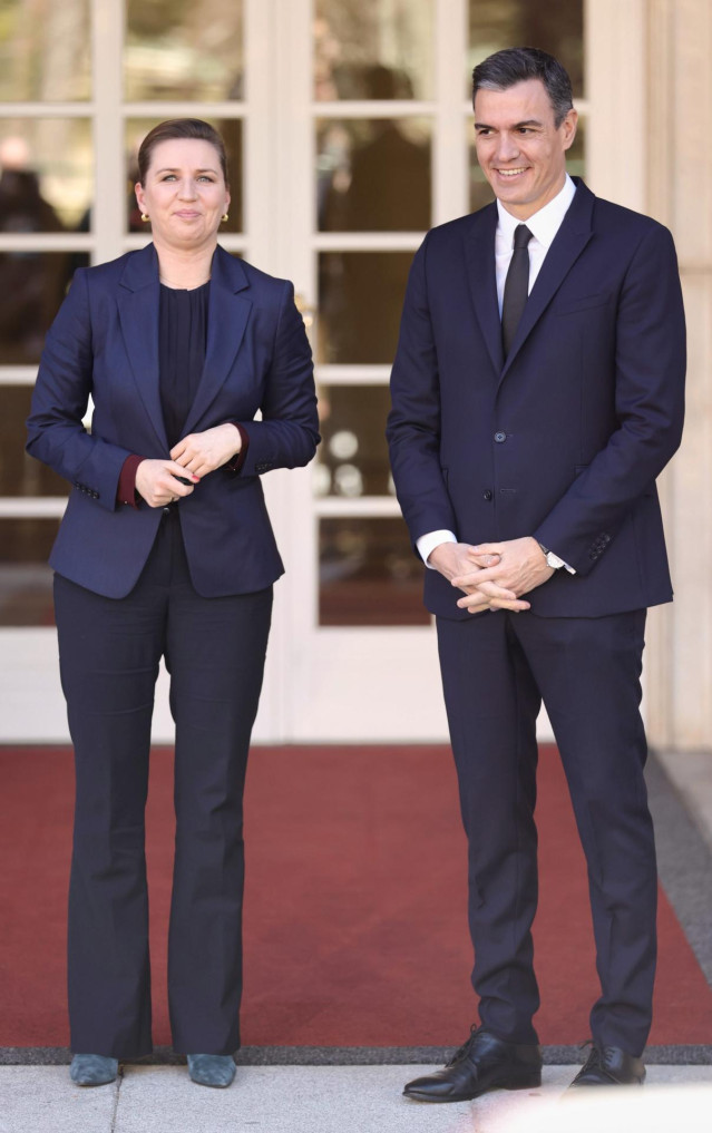 El presidente del Gobierno, Pedro Sánchez, y la primera ministra del Reino de Dinamarca, Mette Frederiksen, posan en el Palacio de la Moncloa, a 21 de febrero de 2022, en Madrid (España).