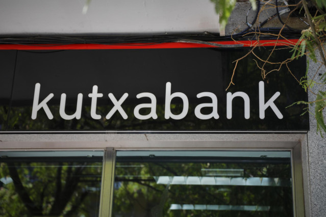 Archivo - Exterior de una sucursal del banco Kutxabank
